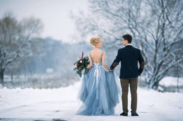 Strapless tulle wedding dress